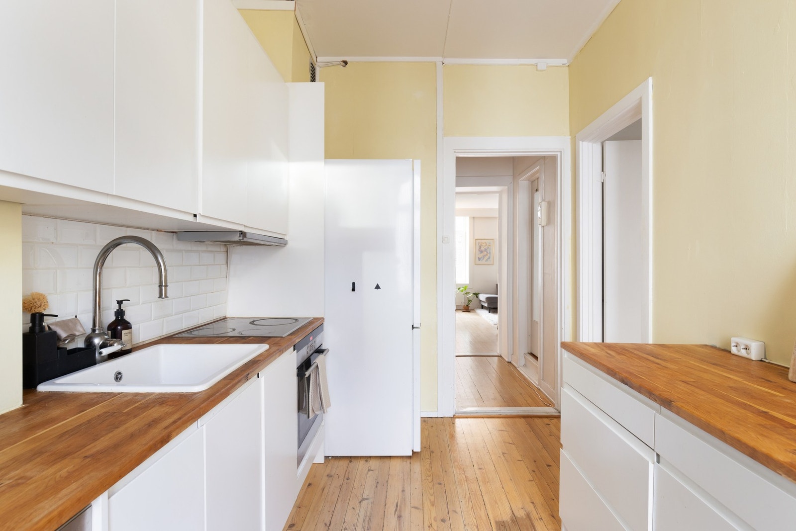 Det er integrert komfyr, stekeplate og oppvaskmaskin som medfølger ved salg. Kjøleskap med fryser medfølger også Galleribilde