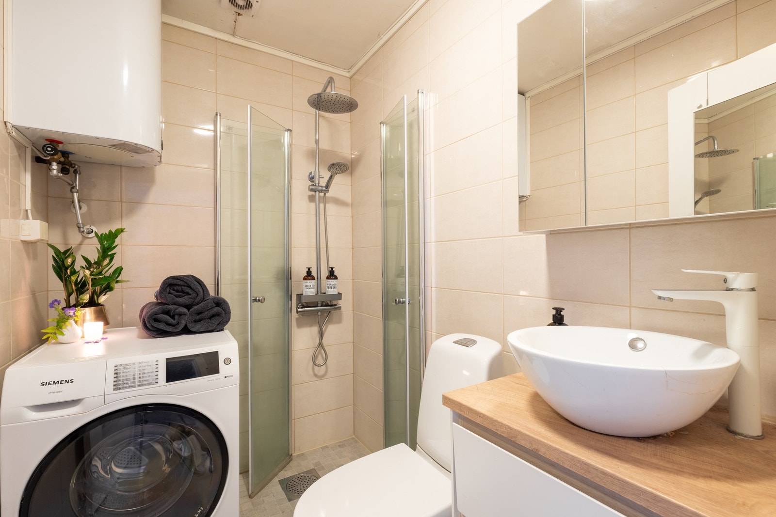 Delikat bad med opplegg for vaskemaskin, gulvvarme og moderne innredning Galleribilde