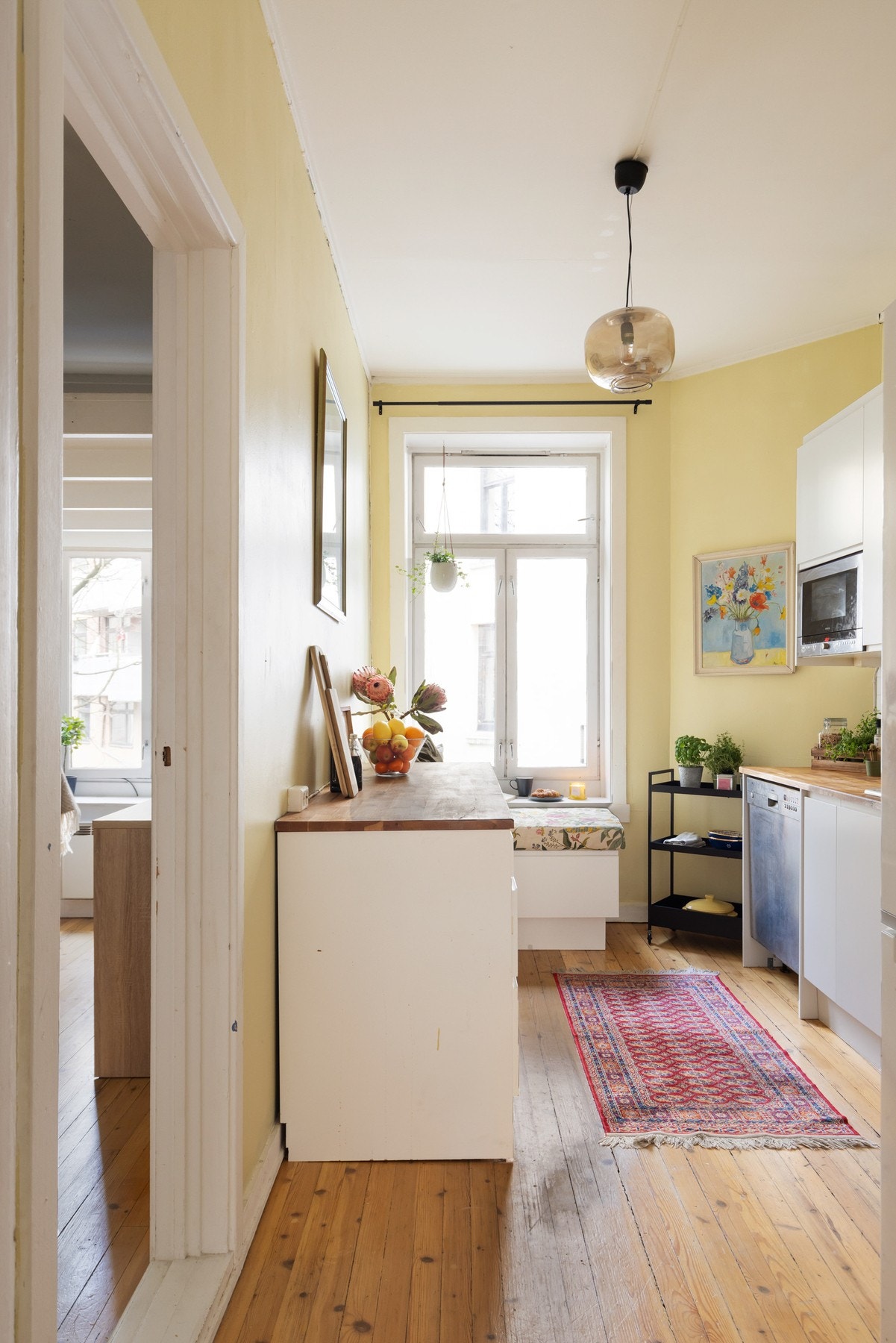 Leiligheten har et romslig, separat kjøkken som det frister å være på Galleribilde