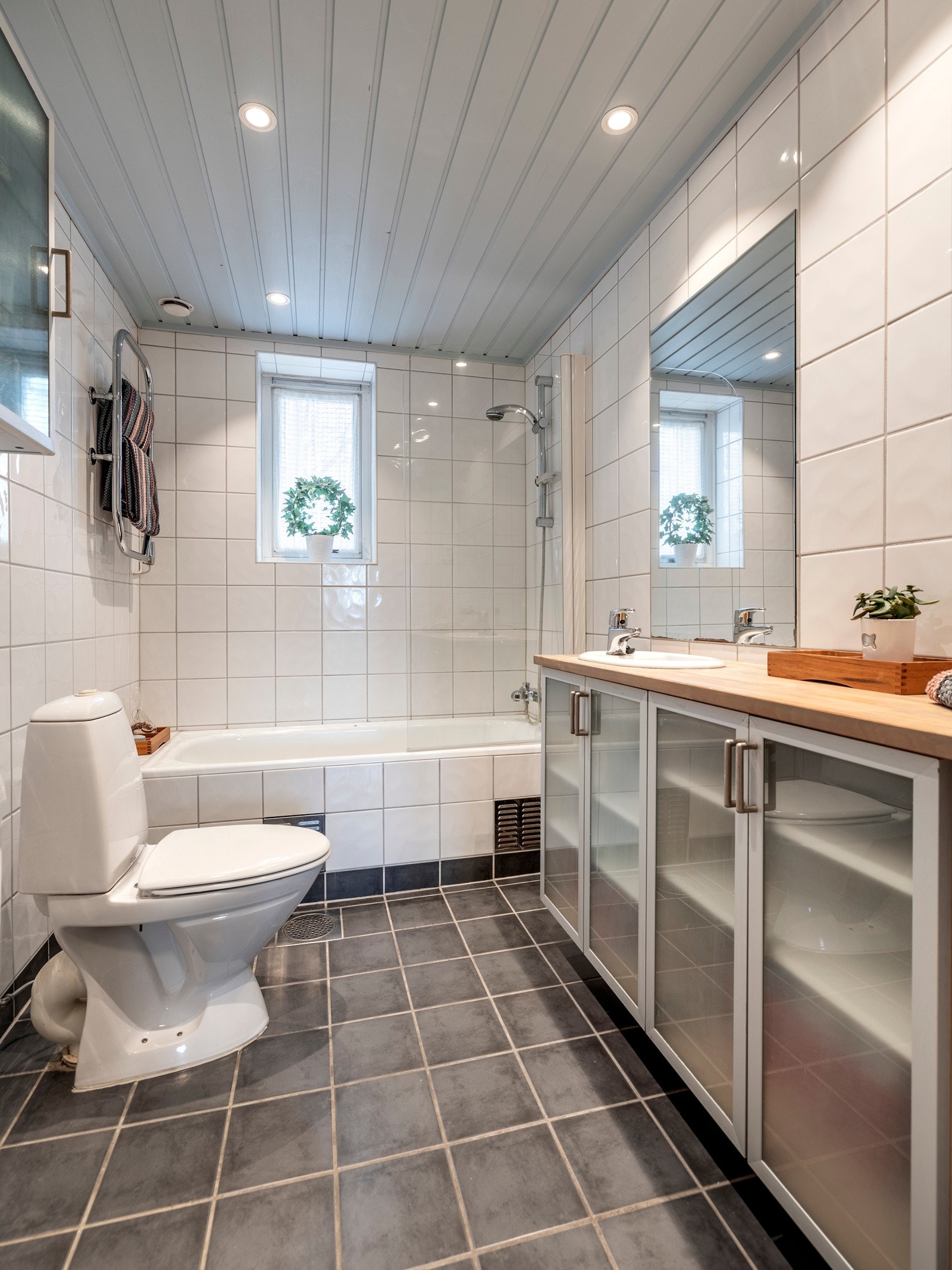 Eldre flislagt bad/wc av god størrelse. TG:3 Galleribilde