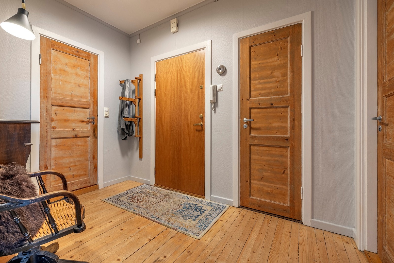 Meget romslig entré/gang med kott/bod på ca 1 m² Galleribilde