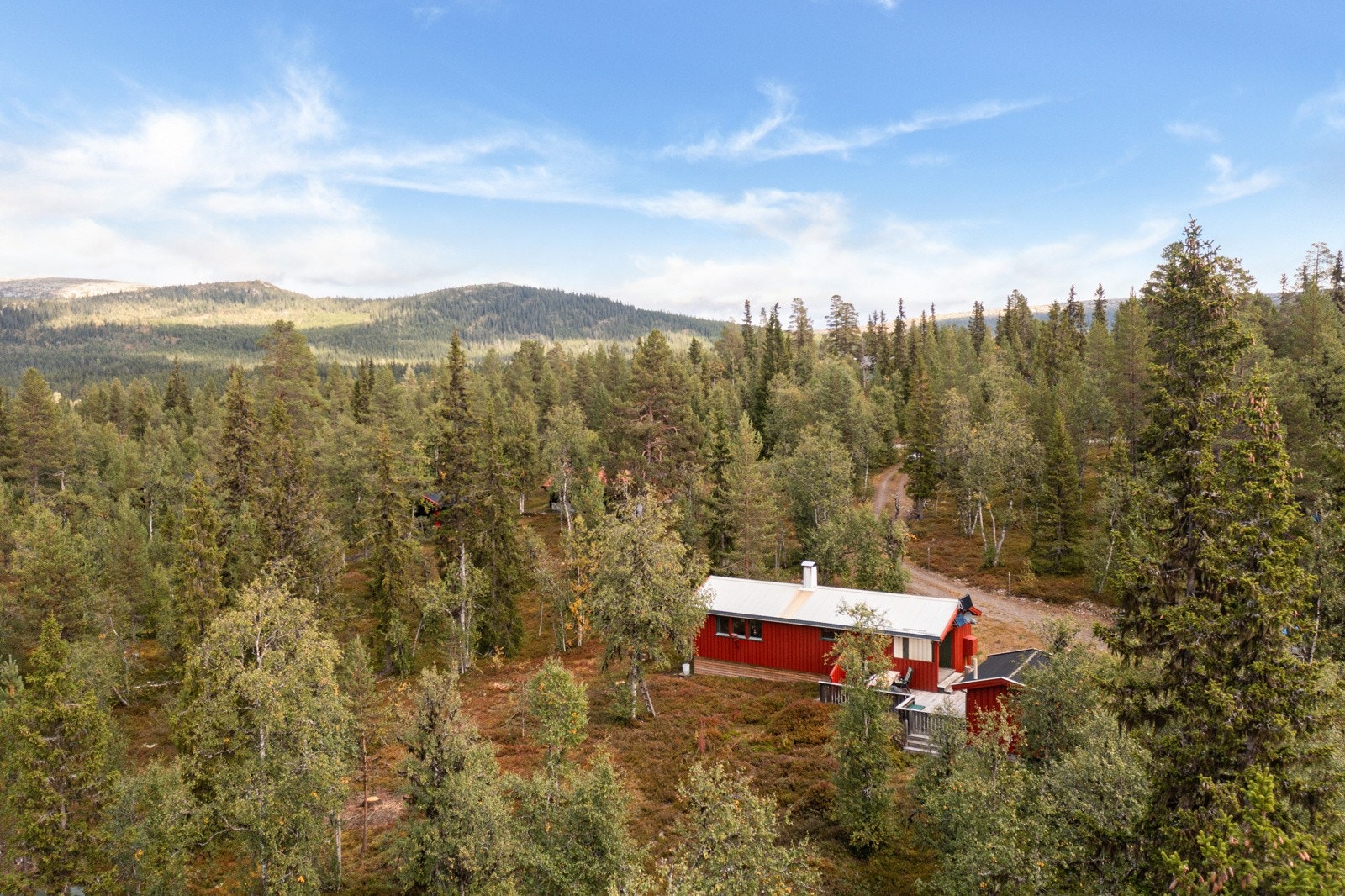 Hytta er beliggende i fine omgivelser, med kort vei til turområder. Galleribilde