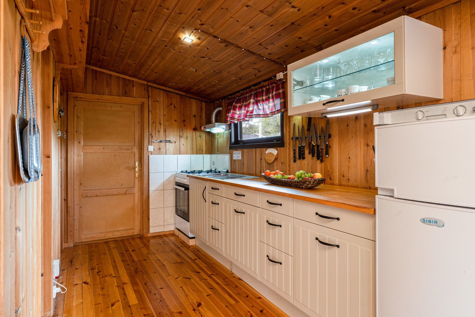 Åpen kjøkkenløsning med gasskomfyr og gasskjøleskap. Galleribilde