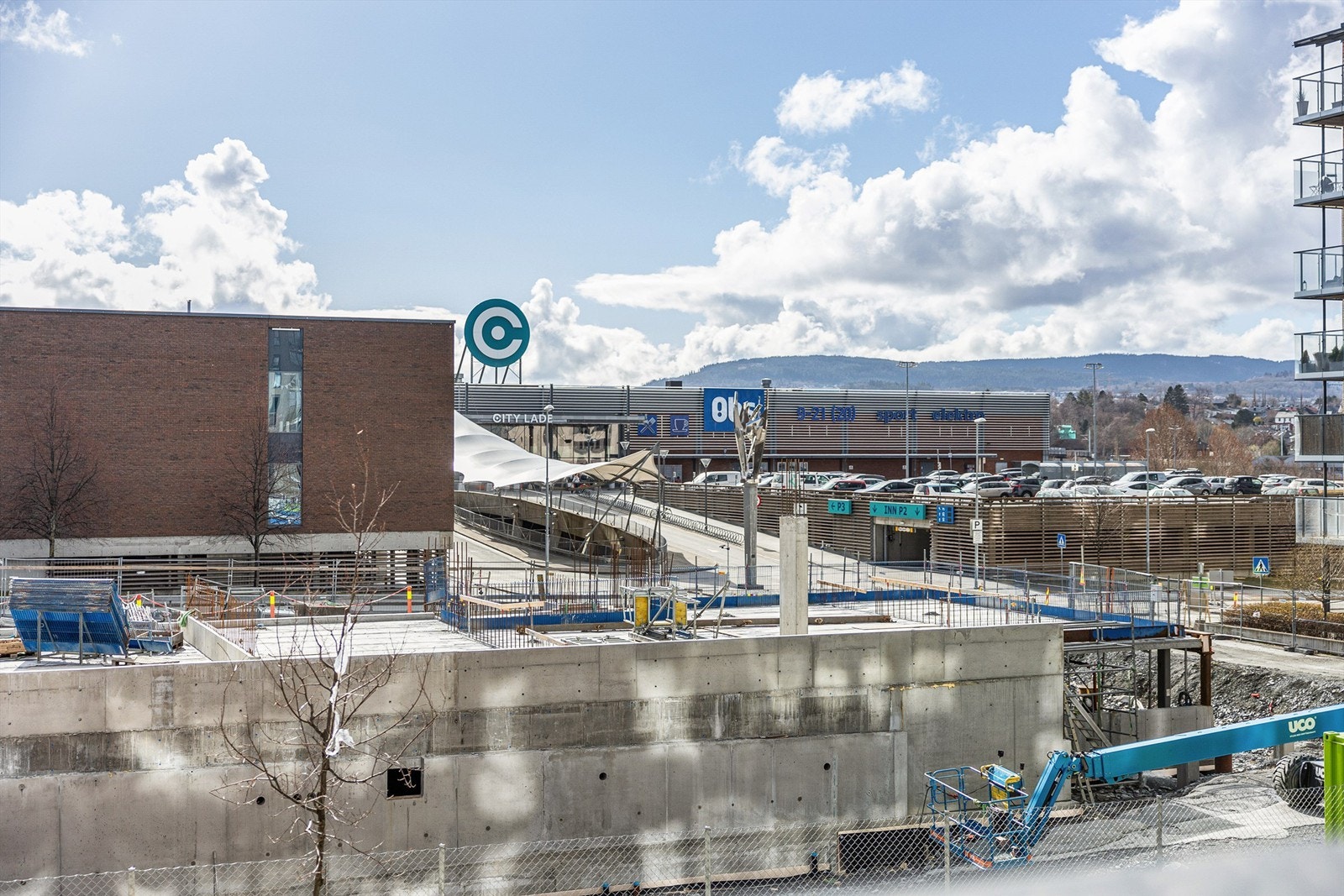 Videre finner du City Lade med ca. 67 butikker, 15 spisesteder, helse- og servicefasiliteter, samt rikelig med innendørs parkering. Sirkus Shopping og Lade Arena byr også på et svært godt utvalg av butikker, spisesteder og servicetilbud. Galleribilde