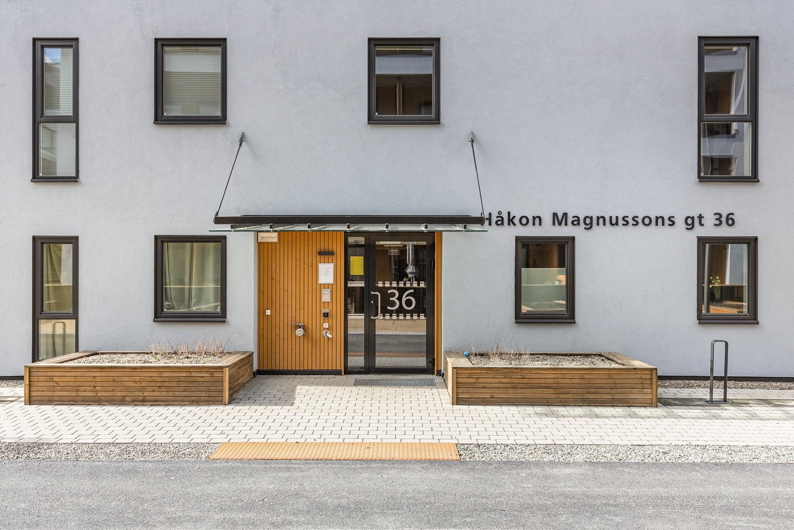 Området har en perfekt plassering med kort vei til Ladestien og Sentrum. Fra eiendommen er det gangavstand til et flertall barnehager og skoler. Det er også kort vei til dagligvarebutikker, kollektivtilbud og andre servicefasiliteter. Galleribilde