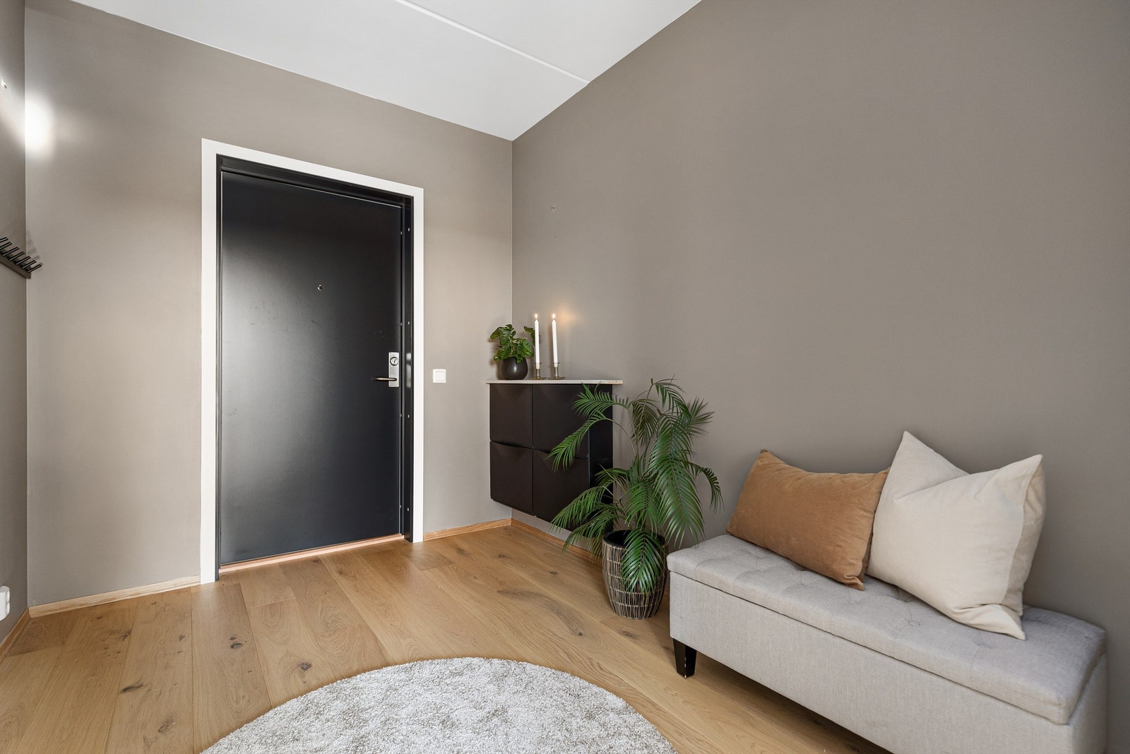 Velkommen inn! Leiligheten er tilknyttet Tindvedtunet Borettslag og har adkomst fra felles trappeoppgang med callinganlegg og heis. Galleribilde