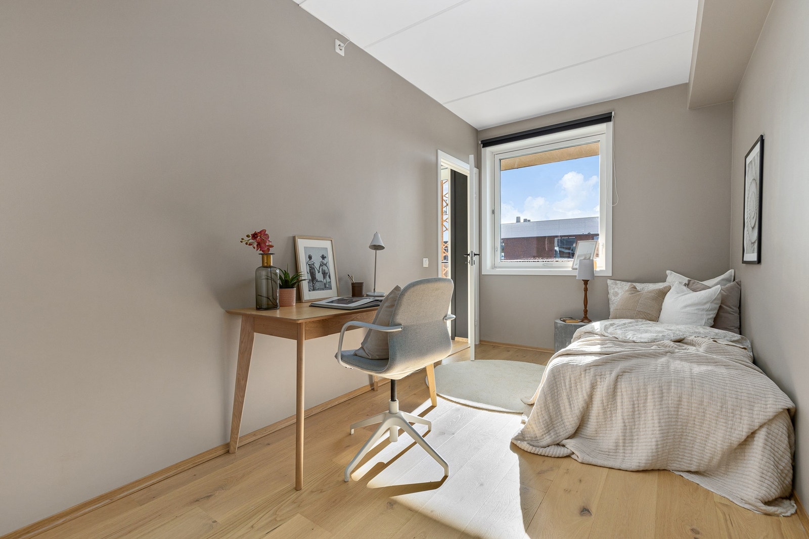 Soverom 2 er på 10 kvm og har god plass til ønsket soveromsmøblement. Galleribilde