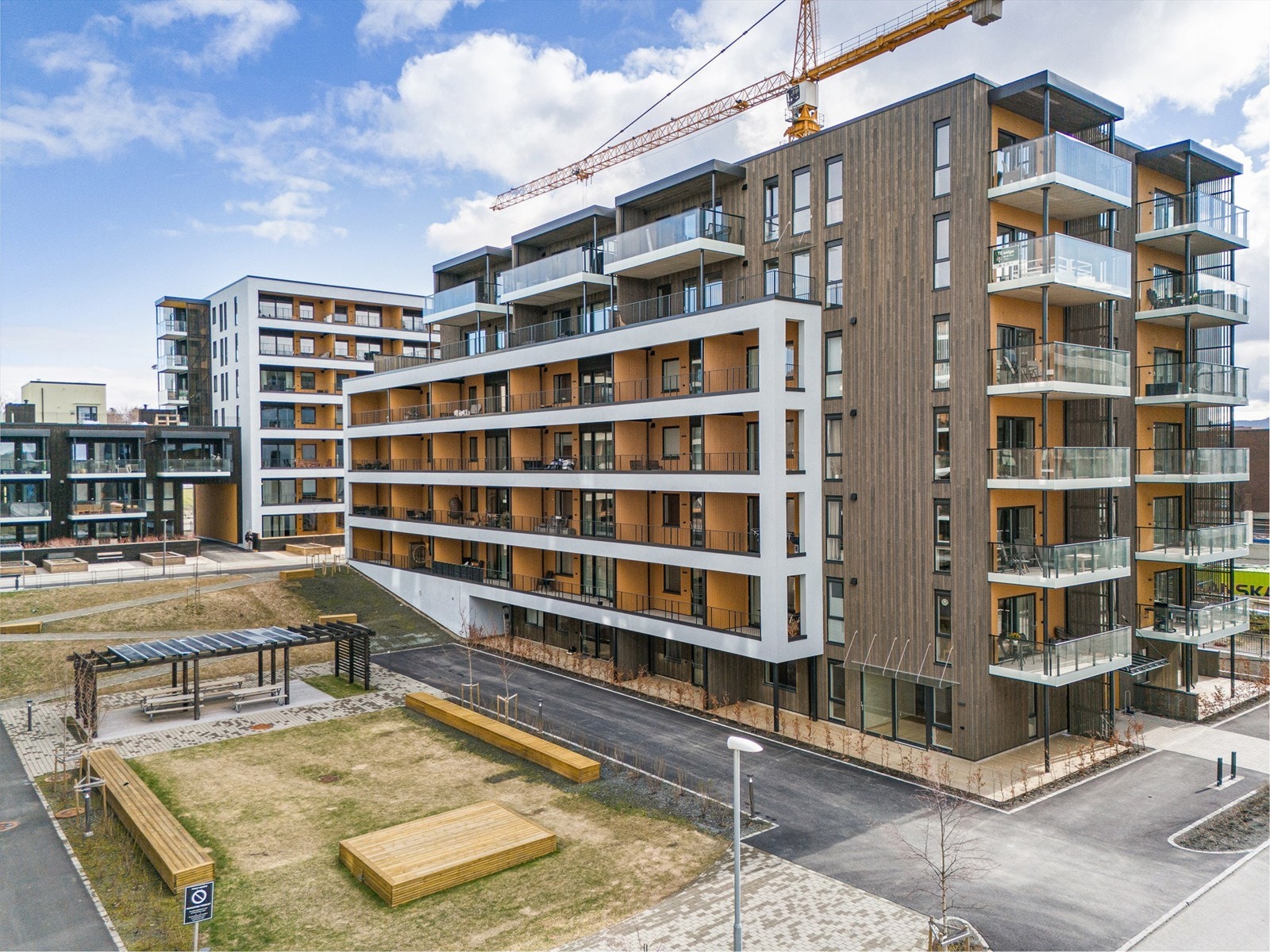 Trondheim sentrum ligger også en kort kjøretur eller sykkeltur unna. Området har også et godt kollektivtilbud via buss og tog. For øvrig er det kort vei til flere av Trondheims anerkjente studiesteder. Galleribilde