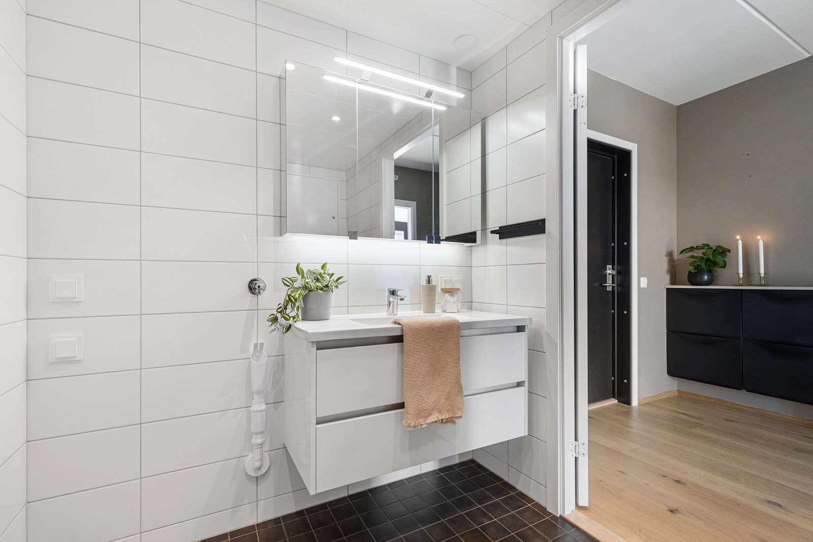 Pent flislagt bad på 4 kvm med varme i gulv, downlights i himling og opplegg for vaskemaskin. Galleribilde