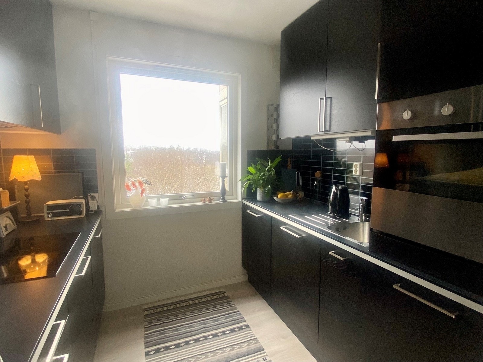 Pent kjøkken med mye skap- og benkeplass. Galleribilde