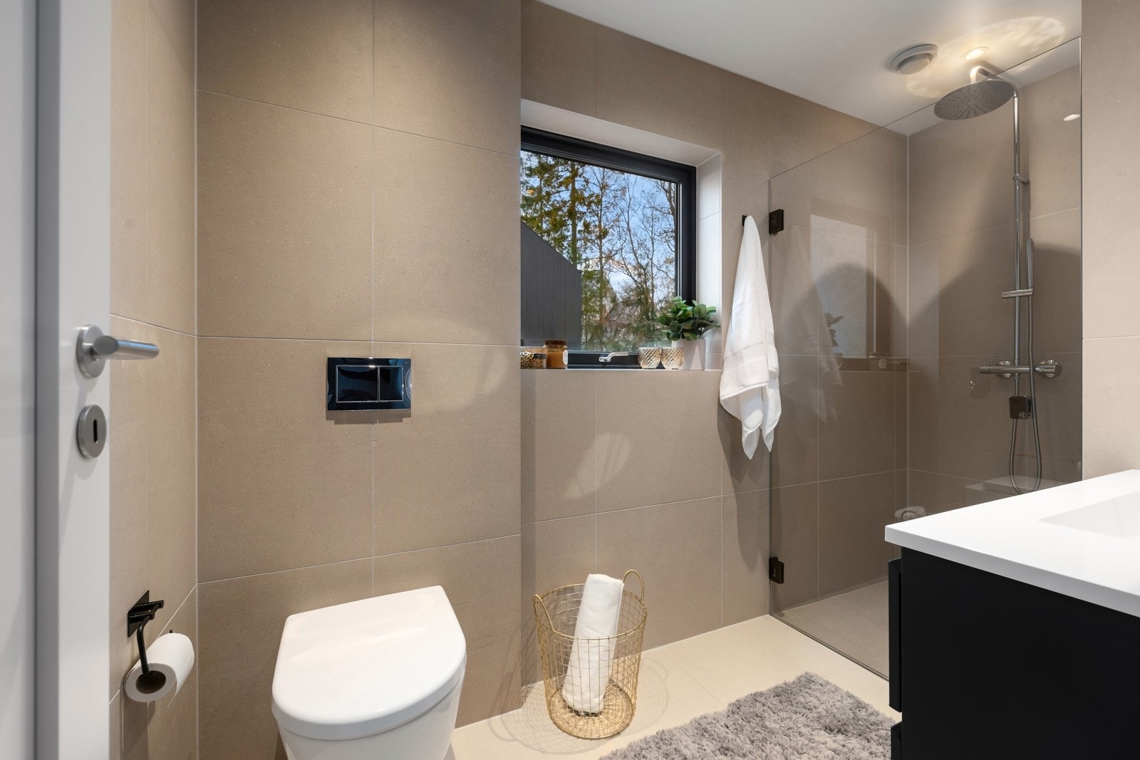 Bad 2 (2 etasje) - Flislagt bad/wc med varmekabler, avtrekk og speilskap med belysning. Downlights, servant med innredning, dusj hjørne med innfellbar glassdør og vegghengt toalett. Galleribilde