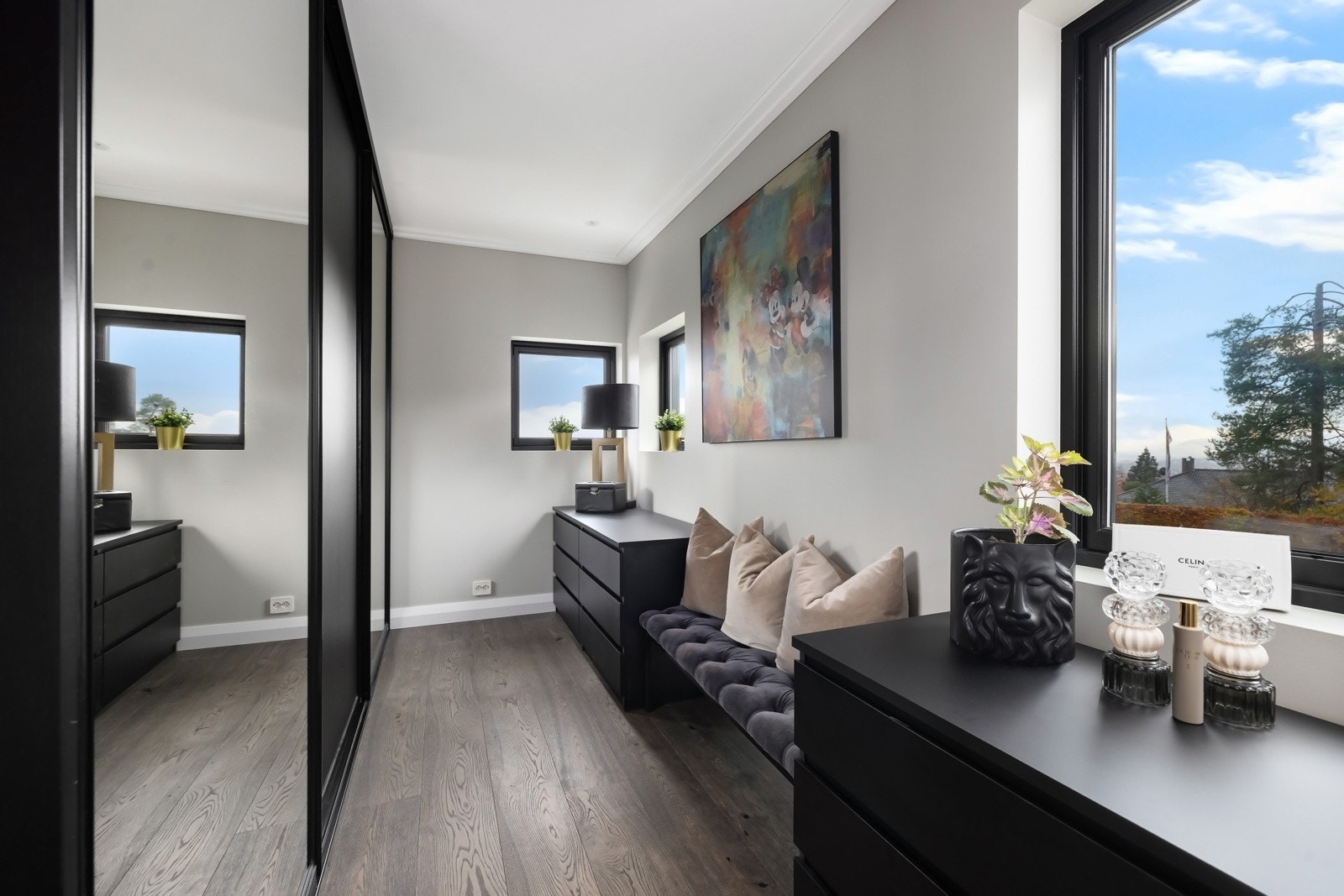 Walk-in garderobe i tilknyttning til hovedsoverom. Rommet kan ved enkle grep ombygges til et soverom (4) i 2 etasje. Galleribilde