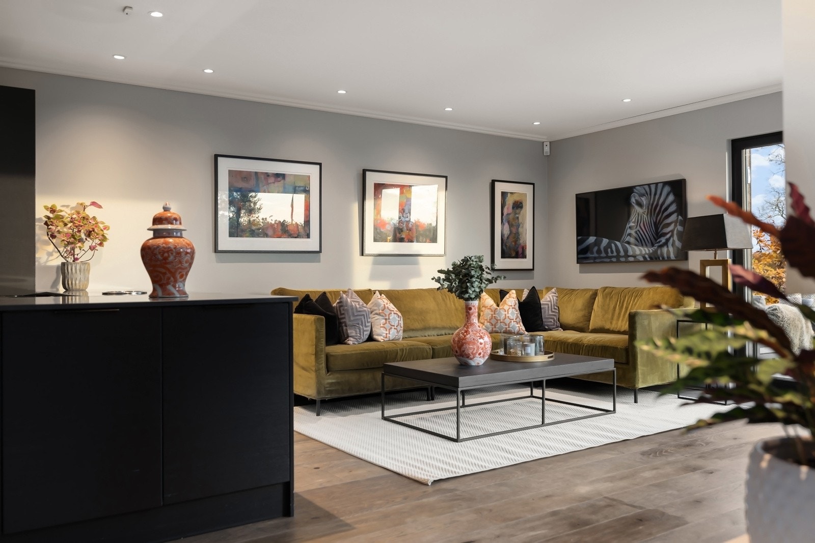 Det er installert vannbåren gulvvarme i hovedetasjen, underetasjen og begge baderom i 2 etasje. Galleribilde