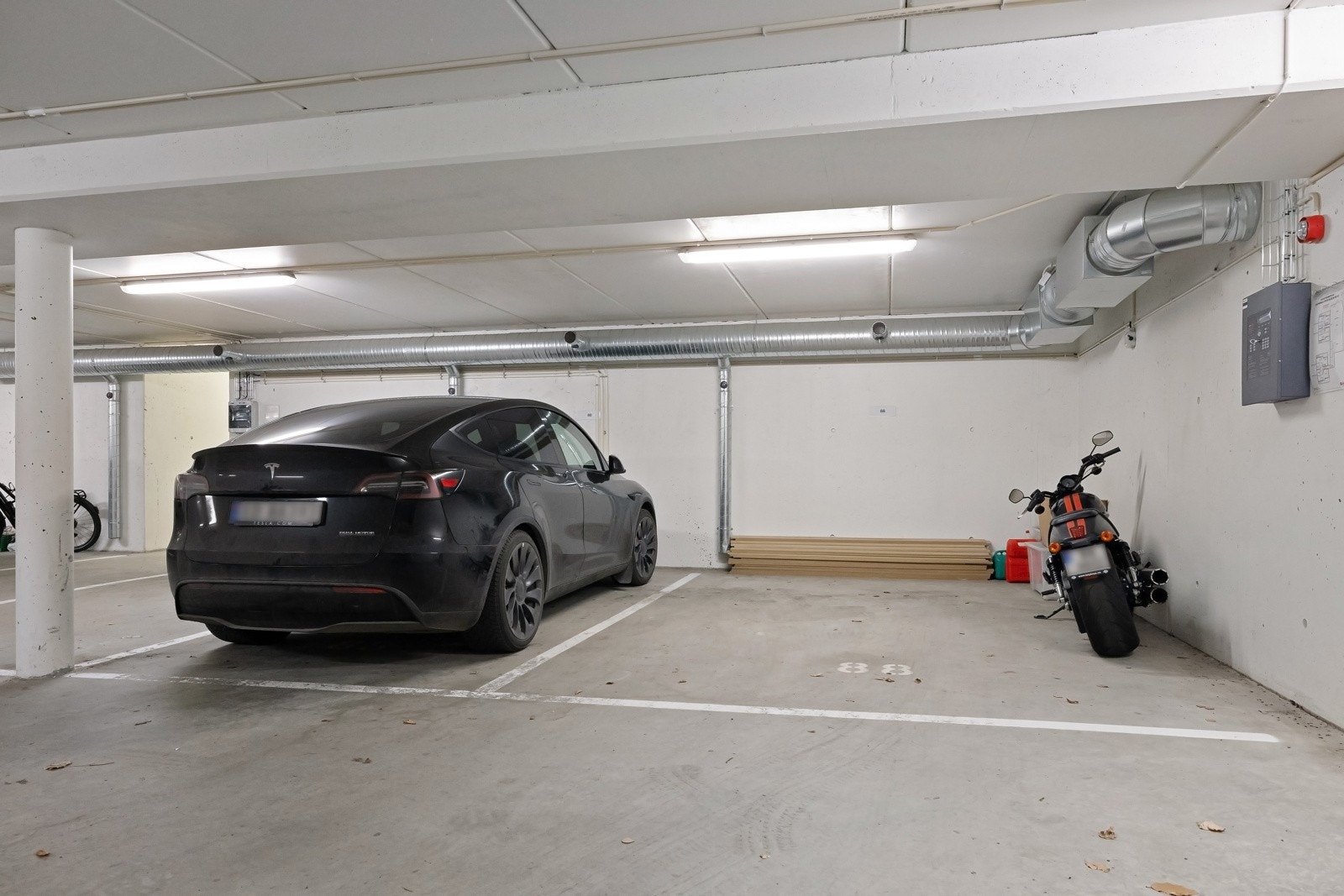 Boligen disponerer 2 store garasjeplasser, det er installert stikk for ladekabel (kontakt) Galleribilde