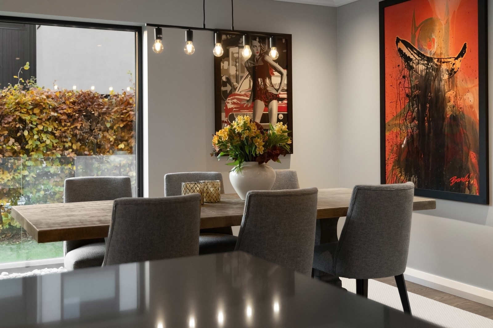 God plass til romslig spisebord i stuen. Galleribilde