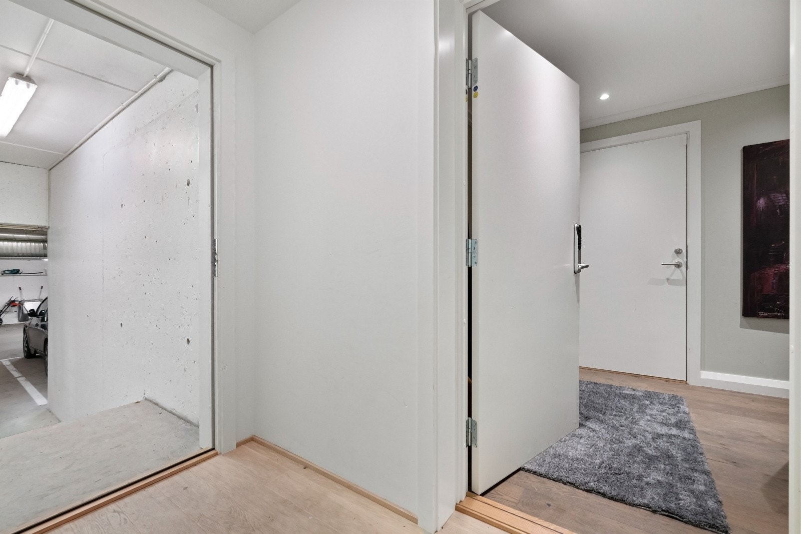 Fra underetasjen er det direkte adkomst til garasjeanlegget. Galleribilde