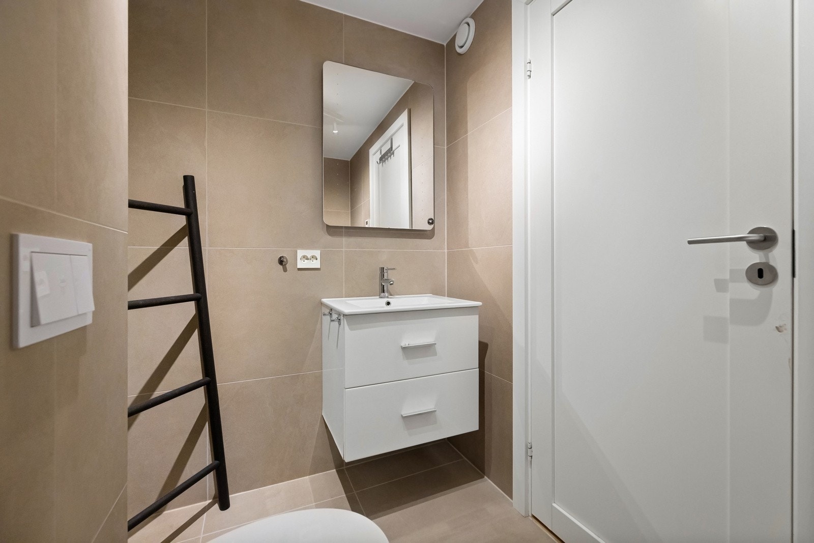 Bad 3 (U-etasje) - Badet flislagt med gulvvarme. Servant med speil, dusjhjørne og wc. Opplegg for vaskemaskin. Galleribilde
