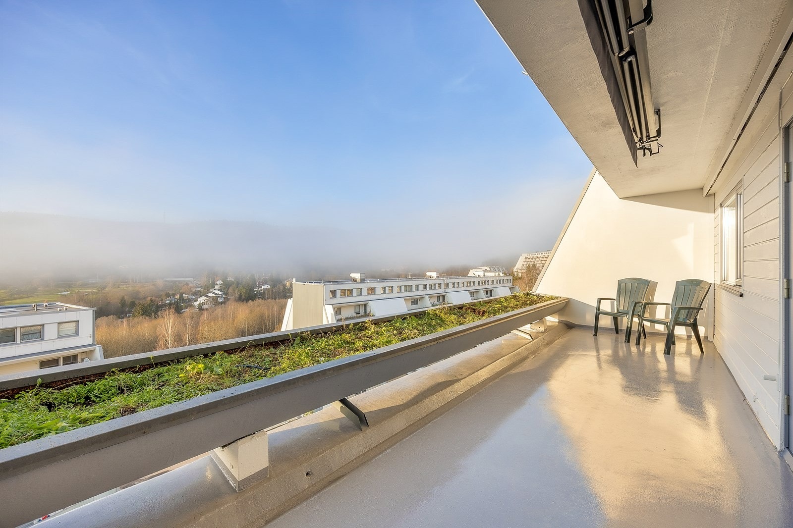 Familievennlig selveier med romslig gjennomgående planløsning og store balkonger på begge sider Galleribilde