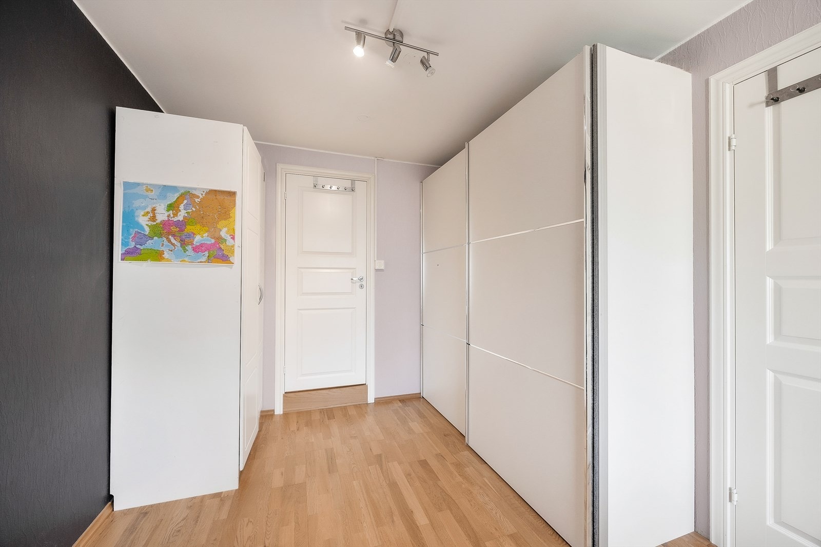 Opprinnelig garderobe/bod er integrert i det største soverommet Galleribilde