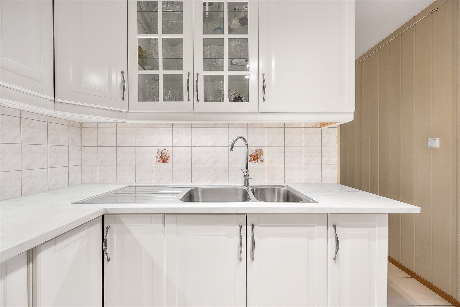 Fliser beskytter bakveggene og ventilatoren har kullfilter Galleribilde