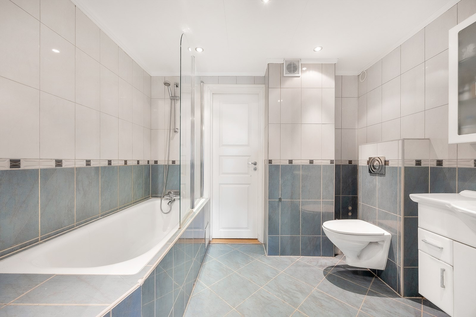 Flislagt bad nr 1 fra 2008, med varmekabler i gulvet og downlights i himlingen Galleribilde