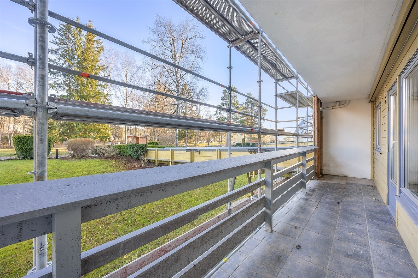 Herfra er det utsyn over sameiets fellesarealer. Det er pt oppført stillaser grunnet pågående vedlikehold i sameiet Galleribilde