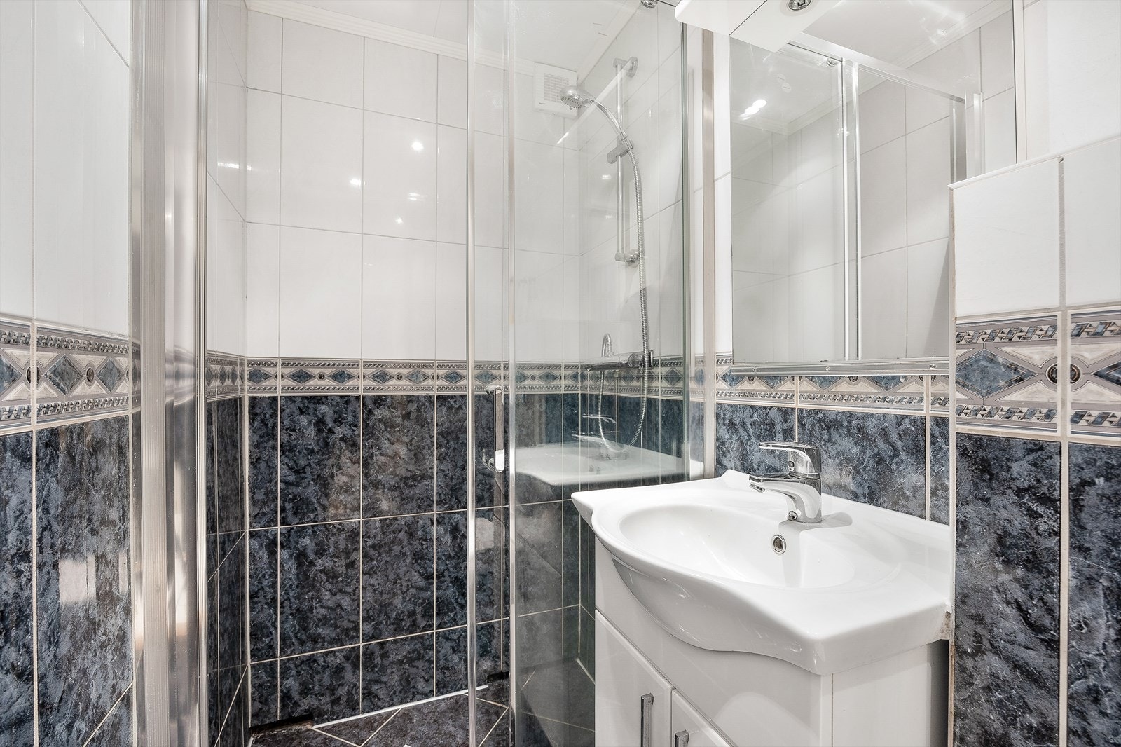 Den andre badet er utstyrt med dusjnisje med glassdør, vegghengt wc og servantinnredning med underskap Galleribilde