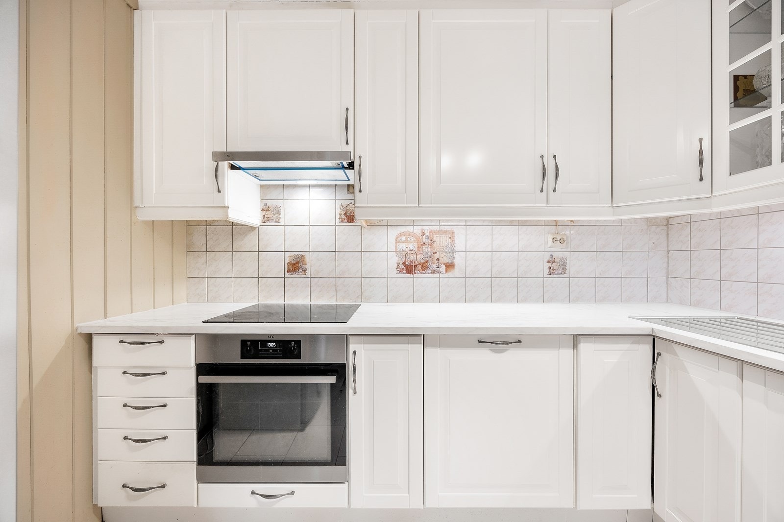 I innredningen er det integrerte hvitevarer som stekeovn, platetopp og oppvaskmaskin i tillegg til opplegg og plass til frittstående kjøleskap Galleribilde