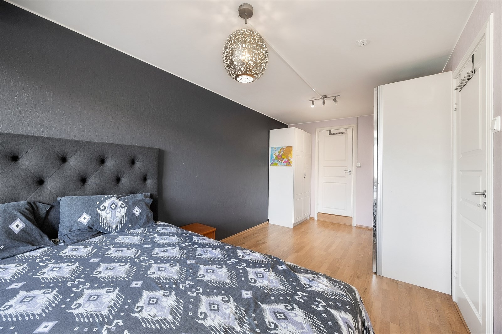 Det medfølger rikelig med garderobeskap Galleribilde