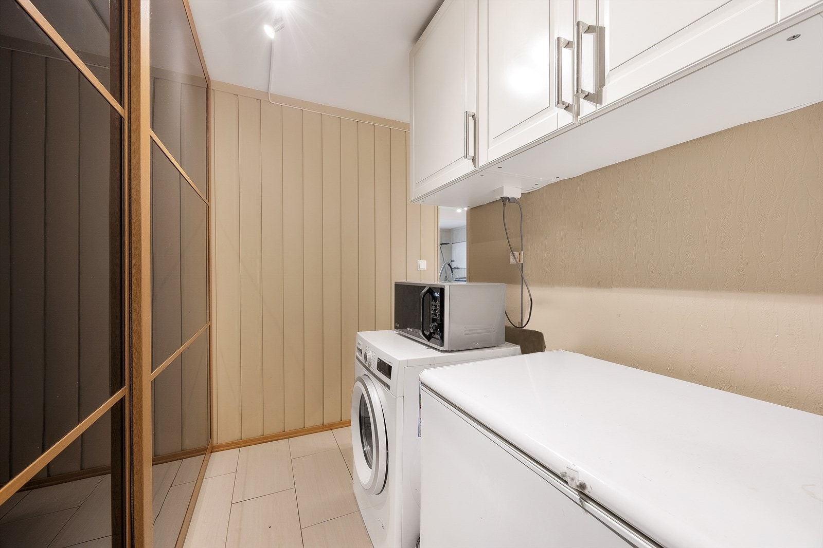 Det er opplegg og plass til vaskemaskin i garderoberommet mellom kjøkkenet og det ene badet Galleribilde