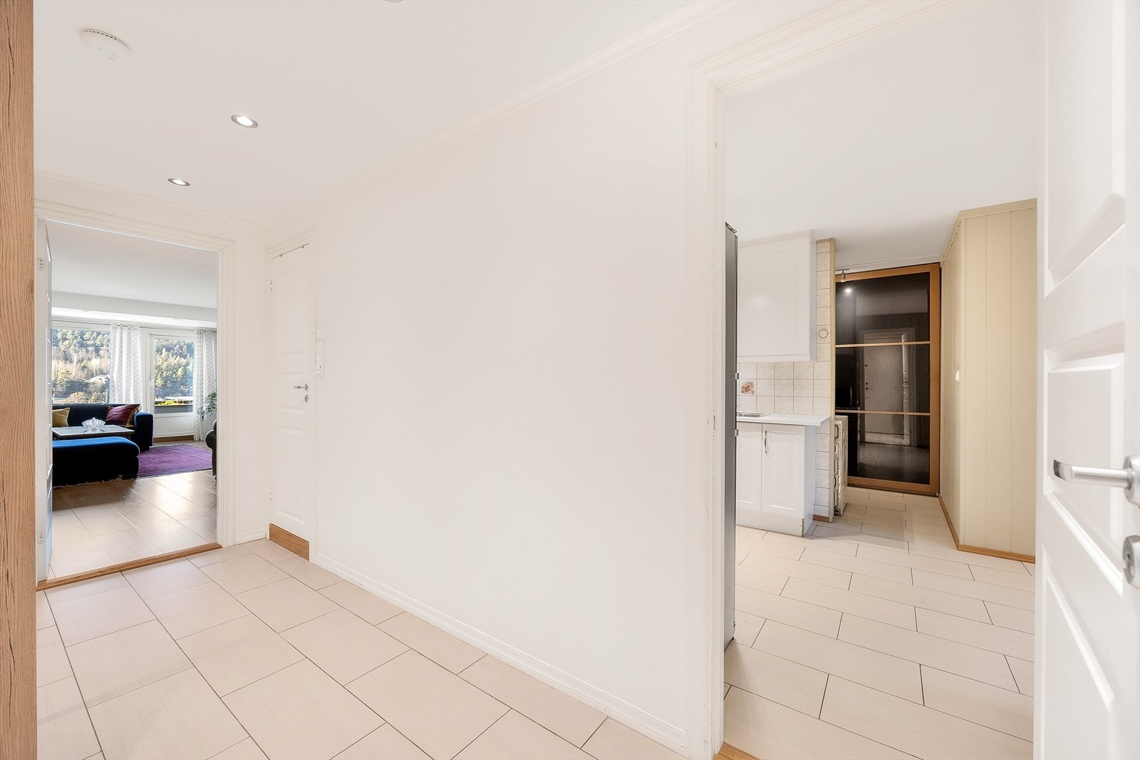 Her kommer du inn i en åpen og innbydende entré med beskyttende fliser på gulvet Galleribilde