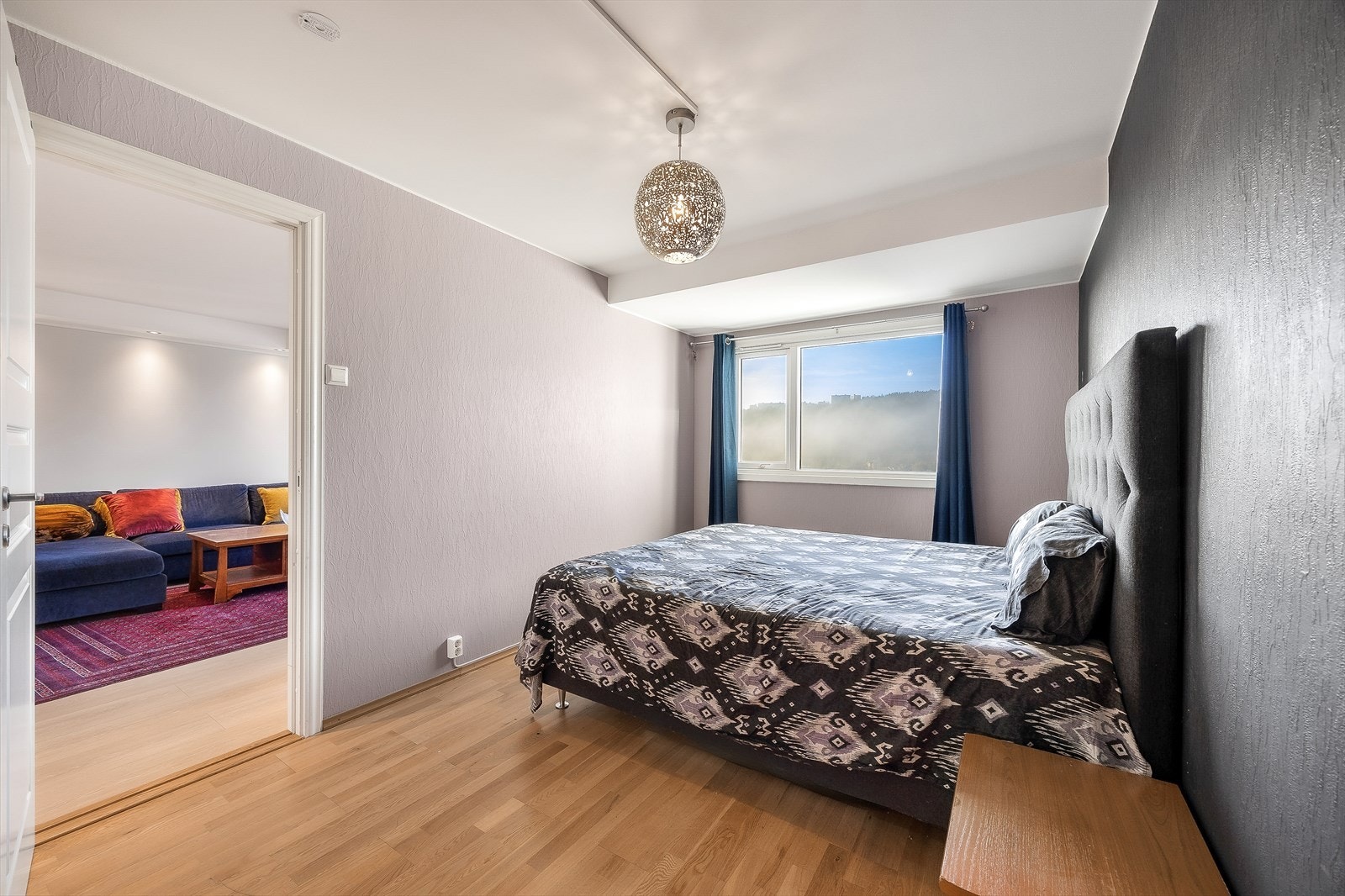 Det største soverommet har god plass til dobbeltseng og nattbord Galleribilde