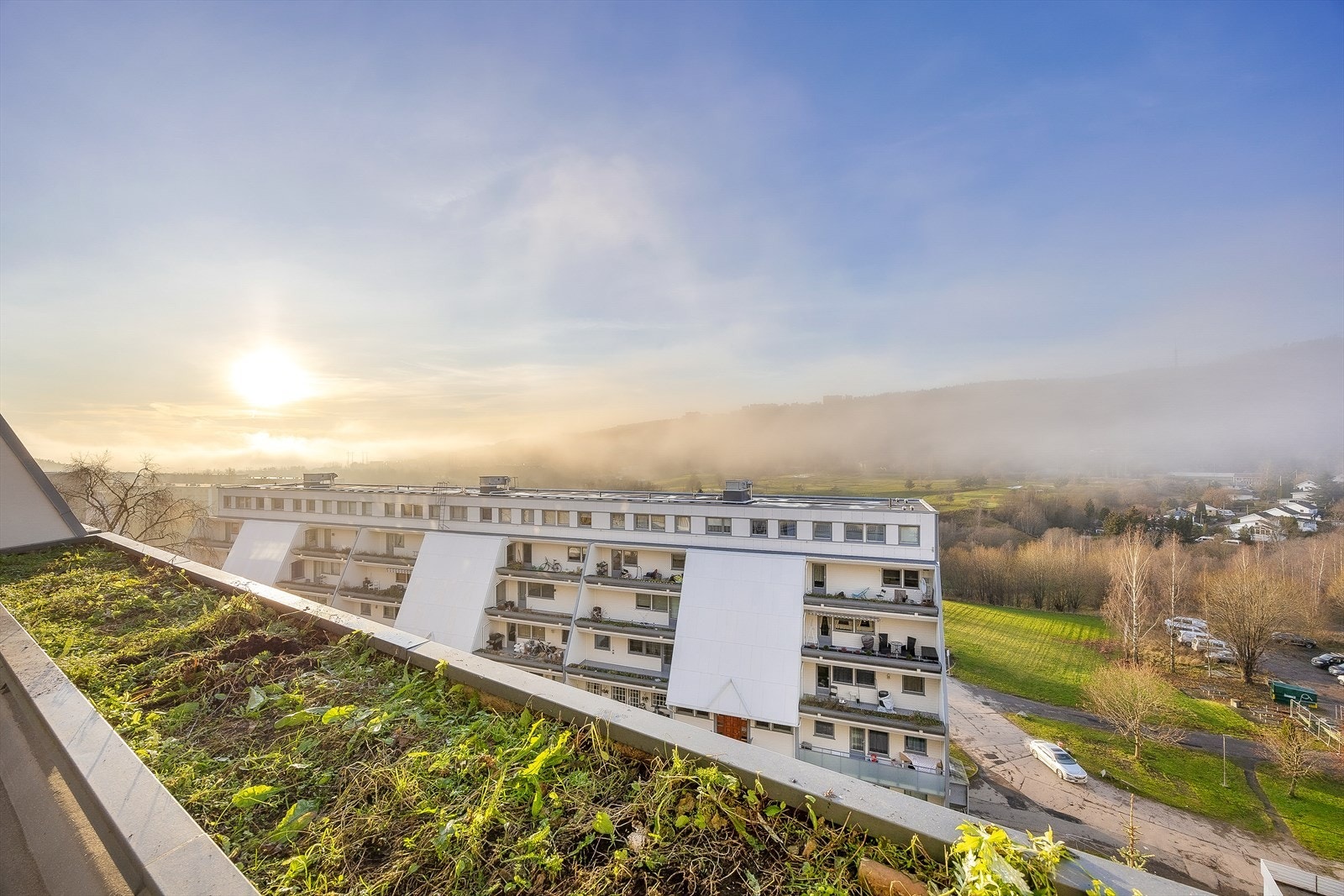 Fra balkongen er det åpen og langstrakt utsikt og lite innsyn Galleribilde