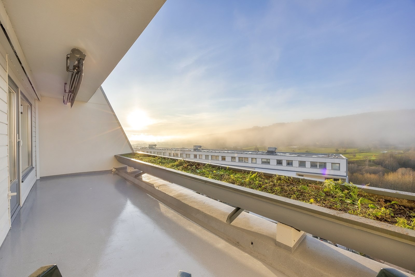 Stor og delvis overbygd balkong på ca 14 m² Galleribilde