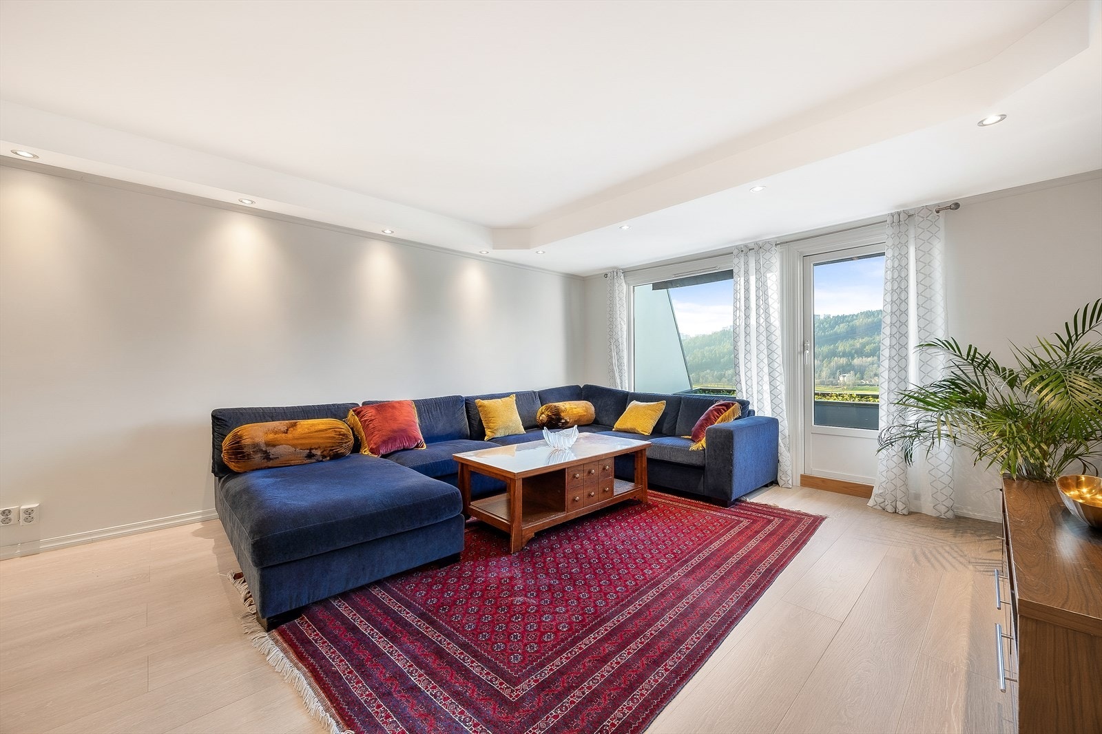 Det er montert rikelig med downlights langs himlingen Galleribilde