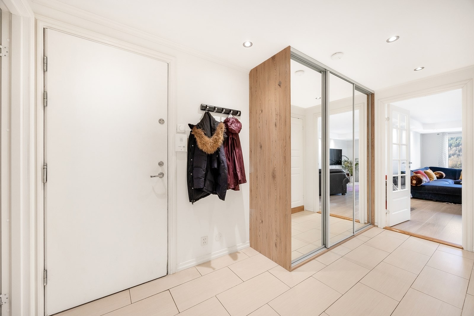 I entréen er det god plass til skoskap og oppheng i tillegg til medfølgende skyvedørsgarderobe med speilflater Galleribilde
