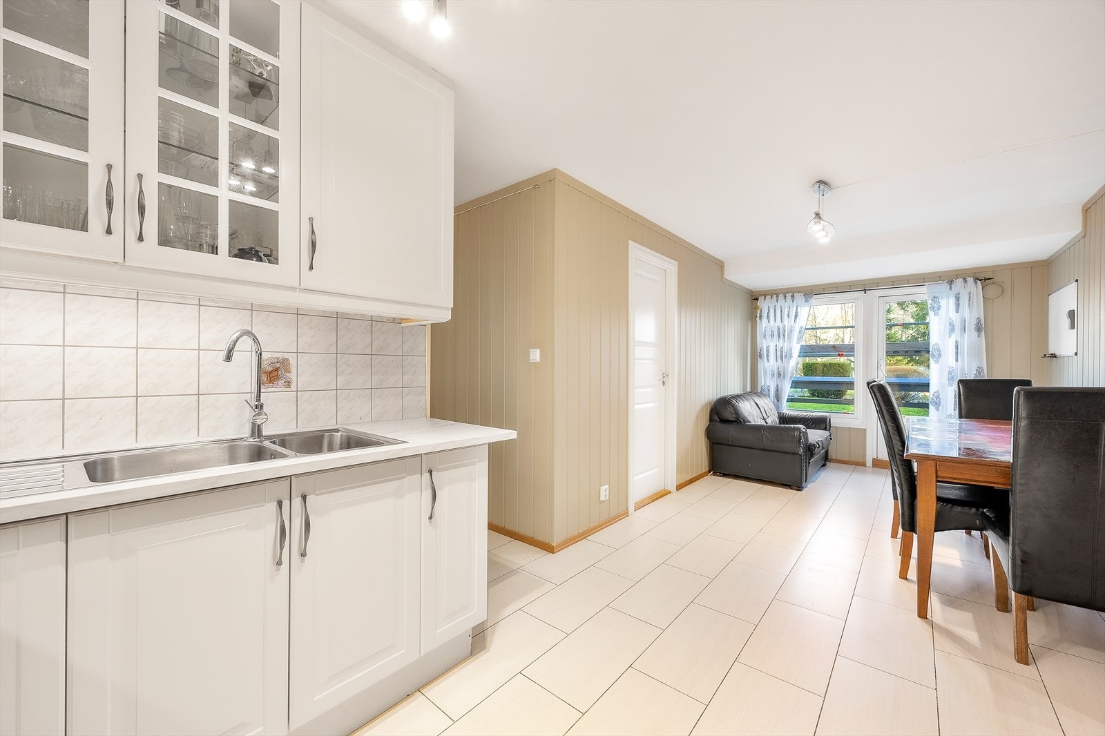 Meget romslig kjøkken med egen spisestueavdeling Galleribilde