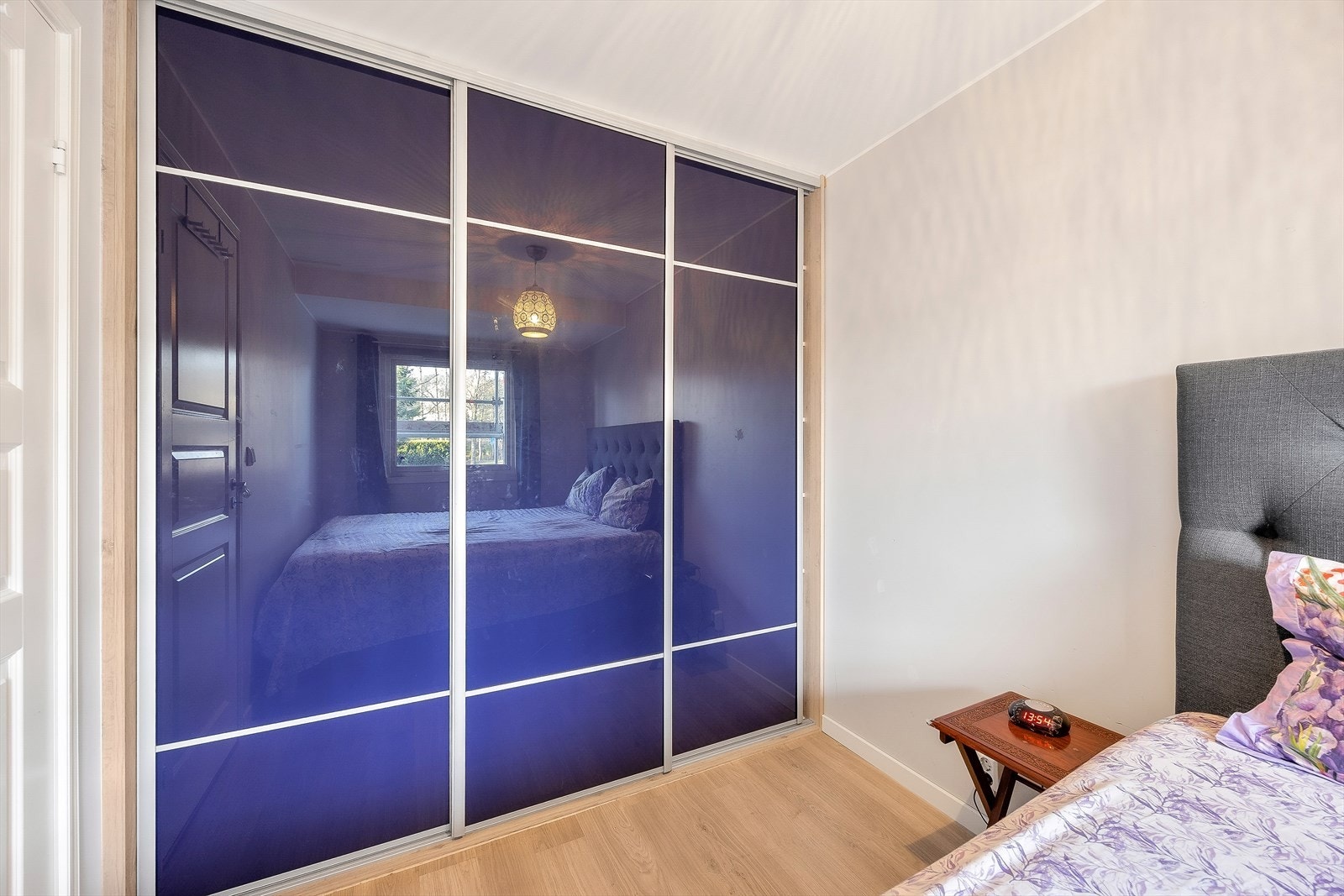 Her er det plassbygd skyvedørsgarderobe Galleribilde