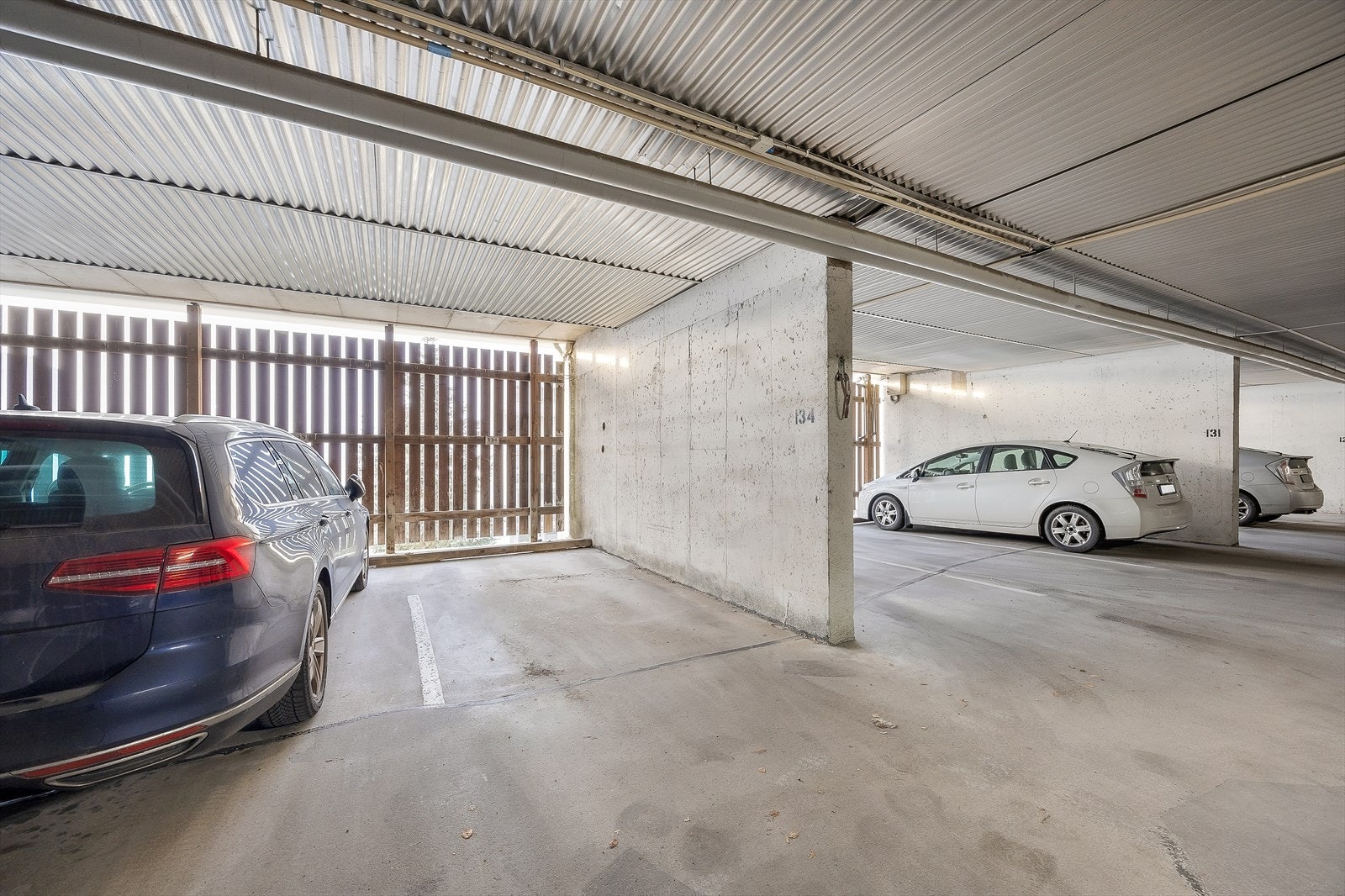 Bilen parkeres trygt på medfølgende garasjeplass Galleribilde