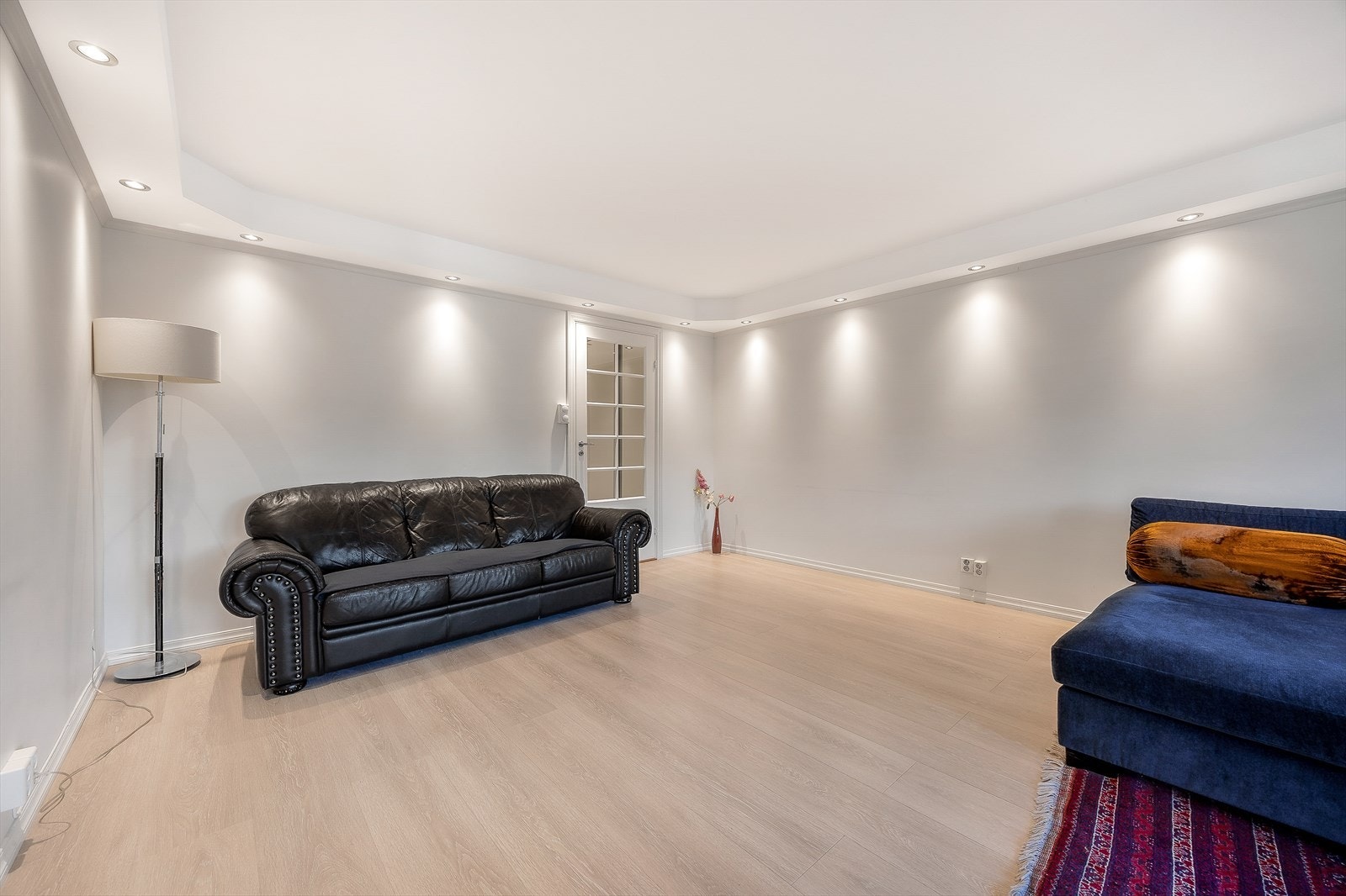 I stuen er det plass til både sofagruppe og spisebord i tillegg til media-møblement, vitrineskap og lesekrok Galleribilde