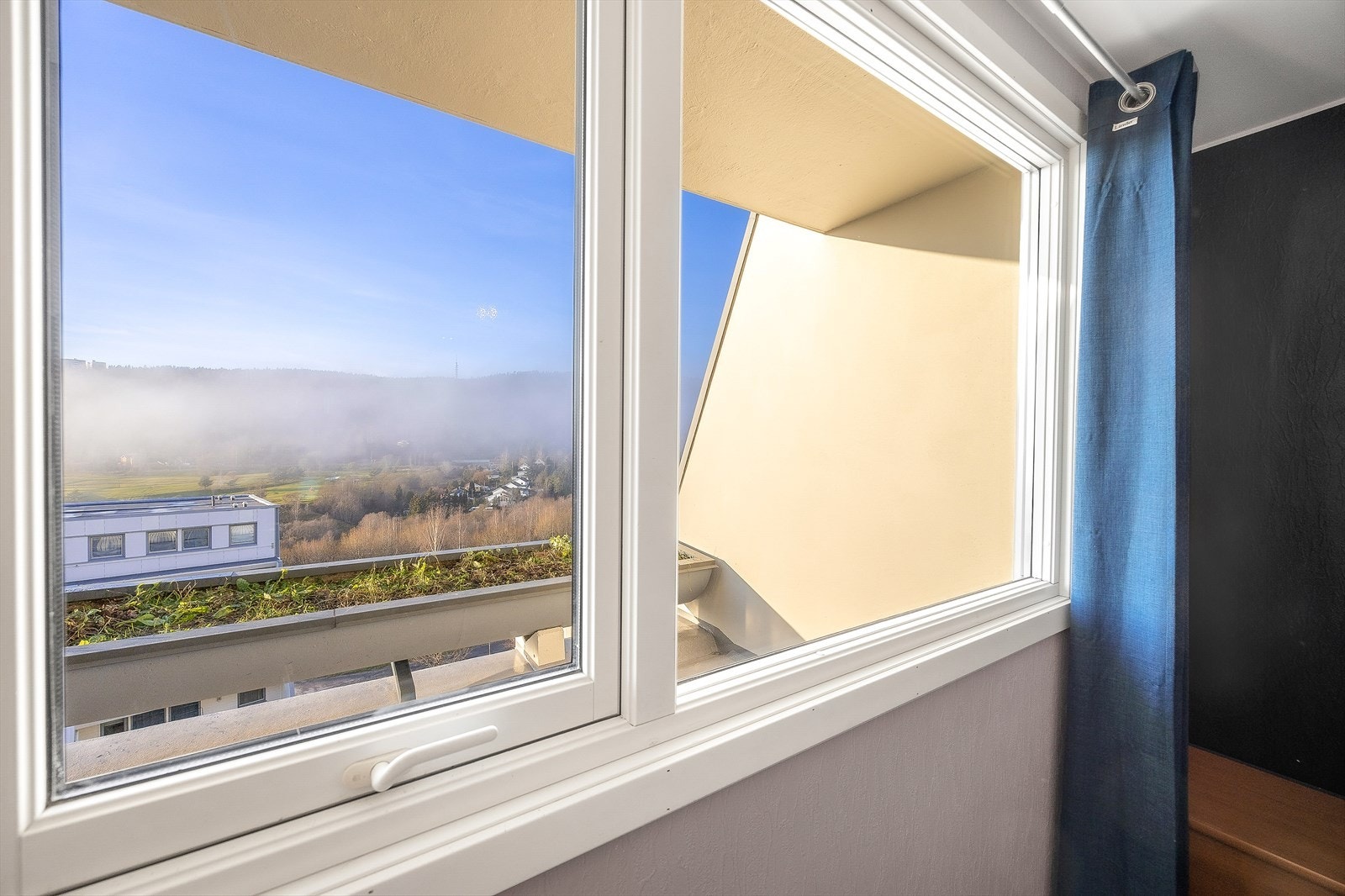 Utsikten fra vinduet på det største soverommet Galleribilde