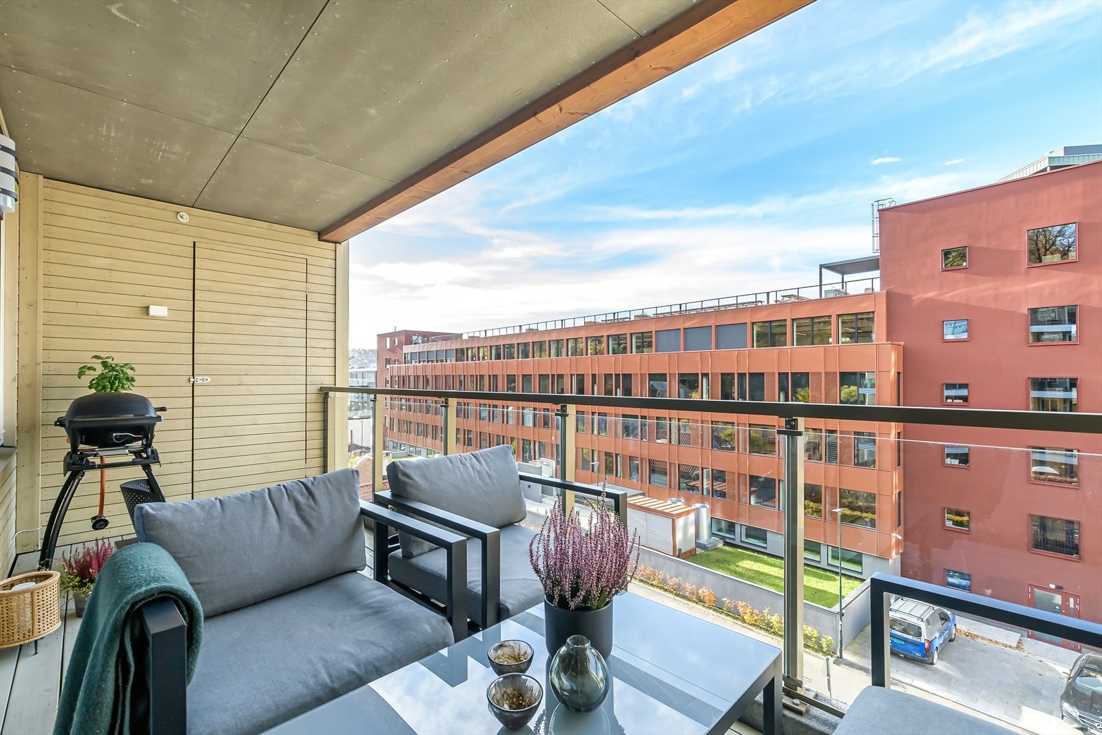 Fra stuen er det utgang til en herlig balkong på 9m², i tillegg til en praktisk utvendig sportsbod. Galleribilde