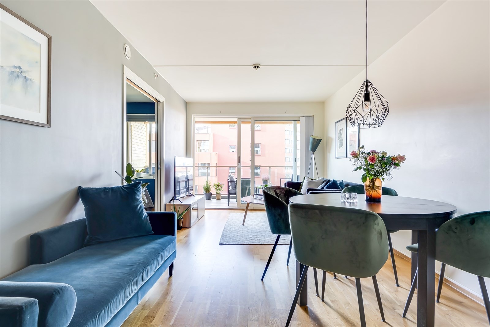 Leiligheten har store vindusflater som strekker seg fra gulv til tak, noe som skaper en luftig romfølelse. Galleribilde