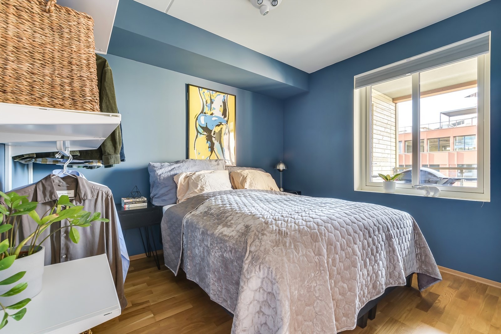 Romslig soverom med god plass til dobbeltseng og øvrig soveromsmøblement. Galleribilde