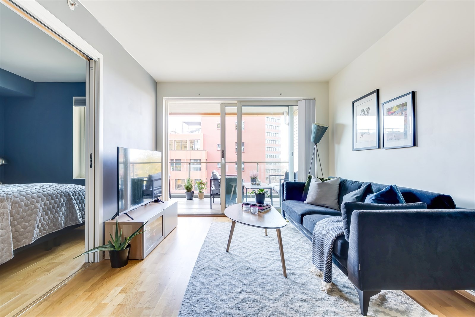 Hyggelig og lys stue med god plass til sofagruppe og spisebord. Galleribilde