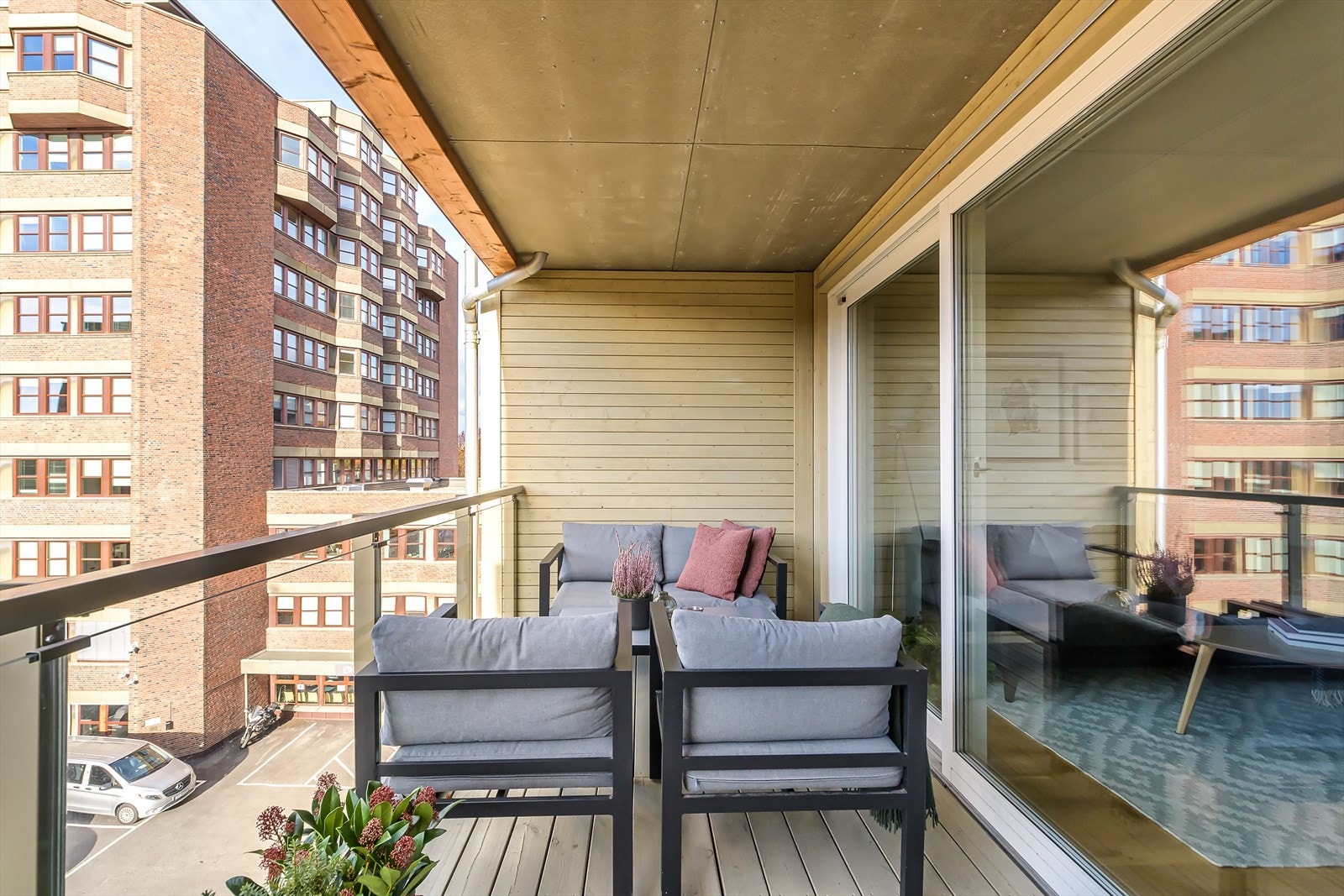 Balkongen vender mot vest og har god plass til utemøbler og grill. Galleribilde