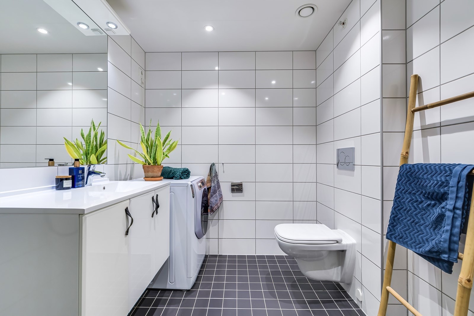 Det er varmekabler i gulv, og opplegg for vaskemaskin. Galleribilde