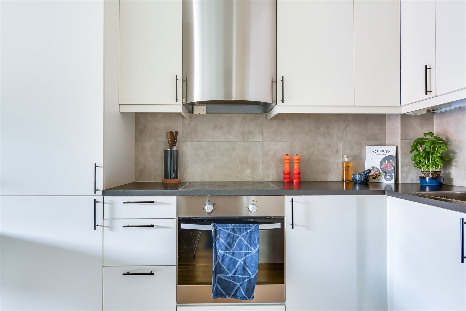 Det er kjøkkenventilator med kullfilter, samt mekanisk avtrekk i rommet. Galleribilde