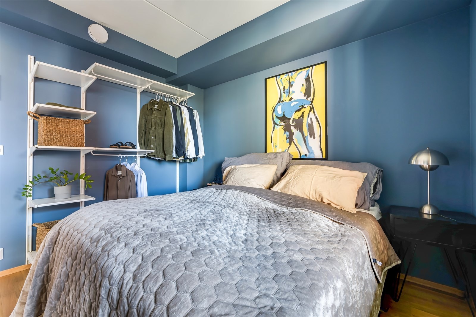 God plass til både dobbeltseng og nattbord. Galleribilde