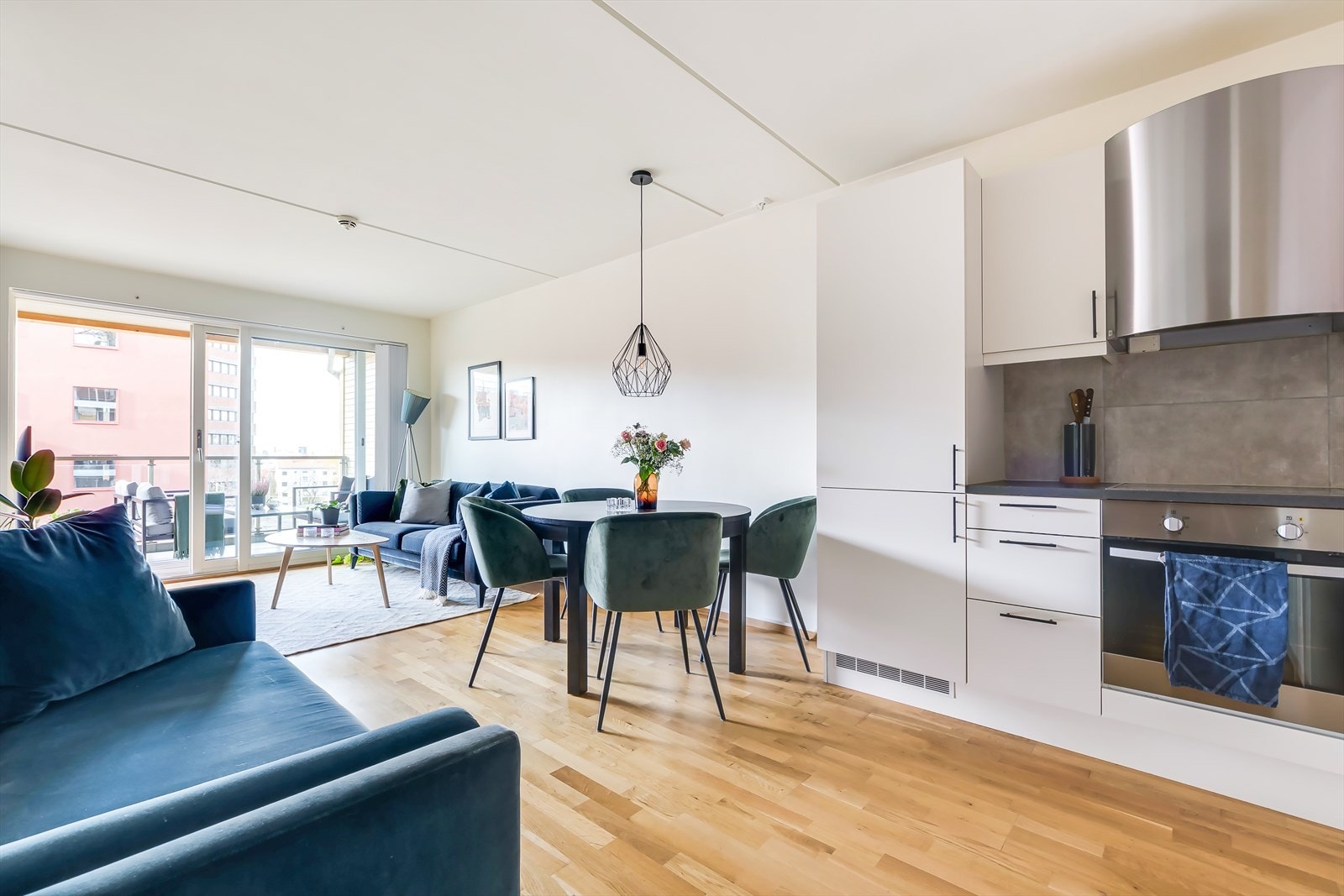 Leiligheten har åpen kjøkkenløsning med praktisk utforming. Galleribilde